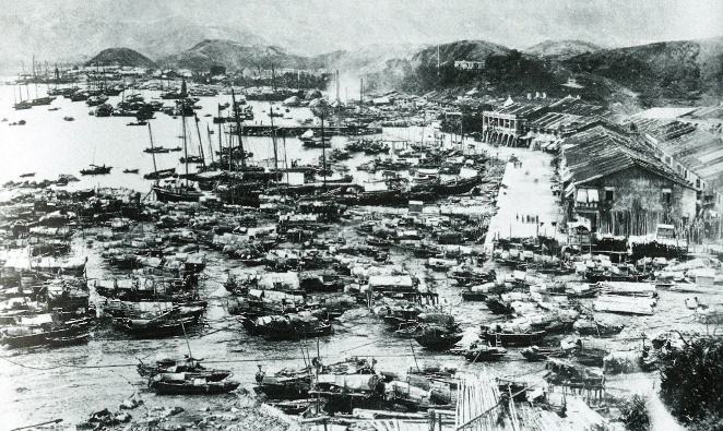 圖為約1874年的上海街面貌，海旁道路為差館街（現上海街）。約1885年，圖中沿海地區進行填海後，變成現今的新填地街，大批市民由港島到此定居。（相片來源：《九龍街道百年》，作者：鄭寶鴻，2012)