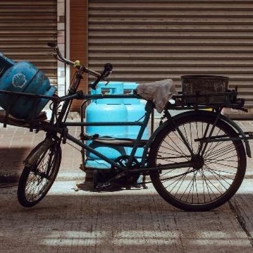 「米佬車」的前輪一般比後輪小，而且貨架有支撐。圖為載罐裝石油氣用的「米佬車」。(相片來源: 網上圖片)