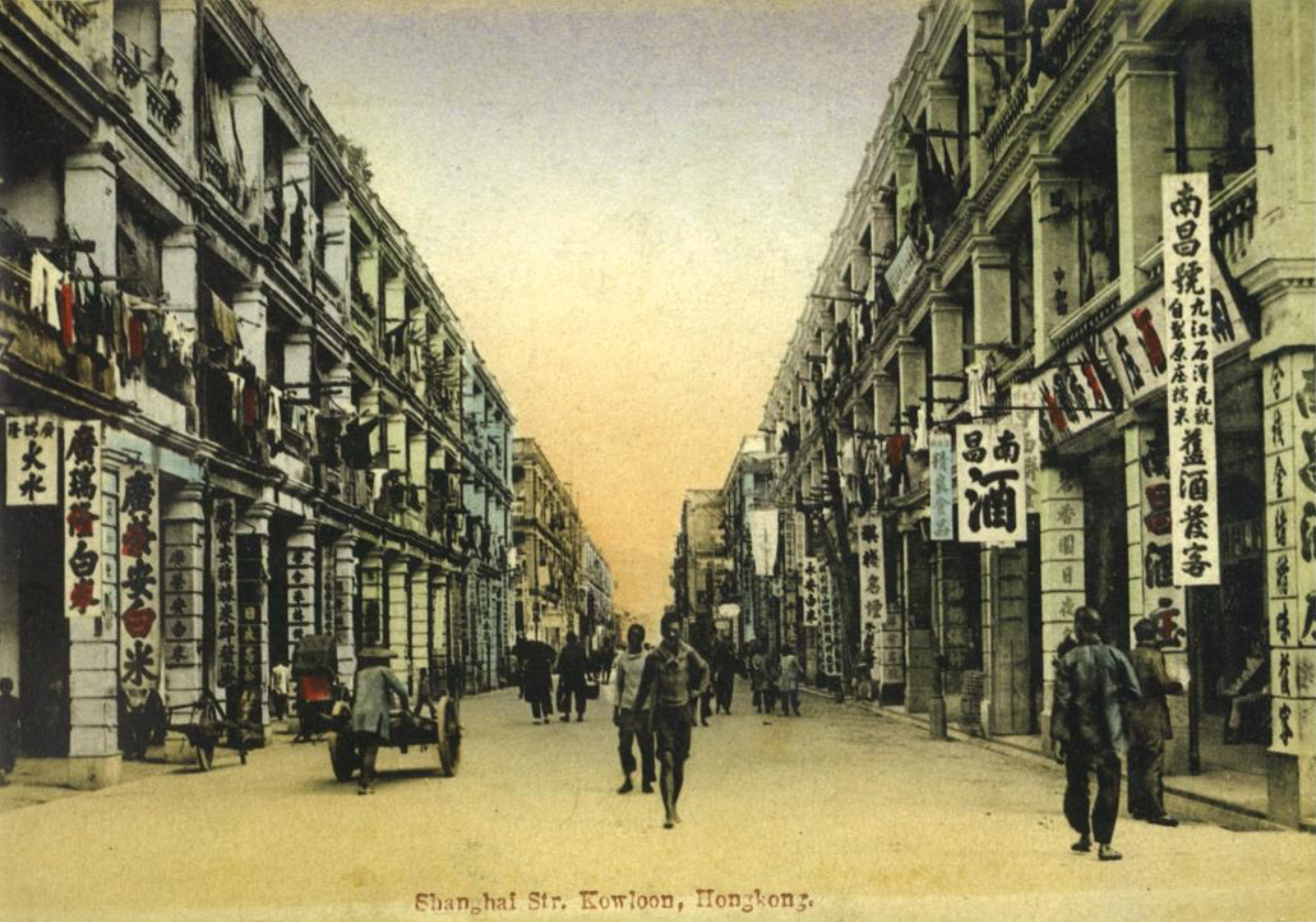 图为约1922年上海街的面貌，位于亚皆老街和山东街之间的区域，邻近上海街600-626号。 (相片来源:《香江九龙》， 作者:郑宝鸿, 2010)