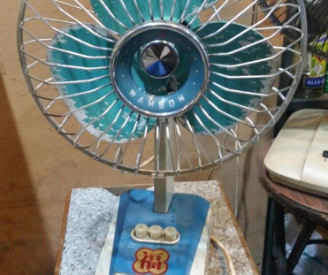 In the 1930s, shoppers often could not afford fans of US brands. On the other hand, Wah Sang’s electric appliances from Shanghai which were relatively cheap and durable had become very popular.  This photo showing a small desktop electric fan by Wah Sang from the 1970s. (Photo credit: online photo)